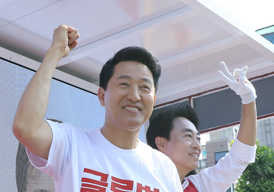 효창공원역 앞에서 지지호소하는 오세훈