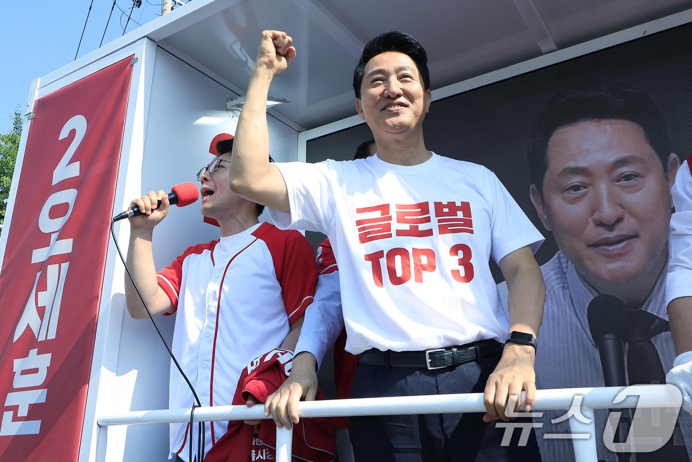 (서울=뉴스1) 박정호 기자 = 오세훈 국민의힘 서울시장 후보가 2일 오전 서울시 용산구 효창공원역 앞에서 대국민 호소문 발표 후 순회 유세를 출발하며 시민들을 향해 인사하고 있다 …
