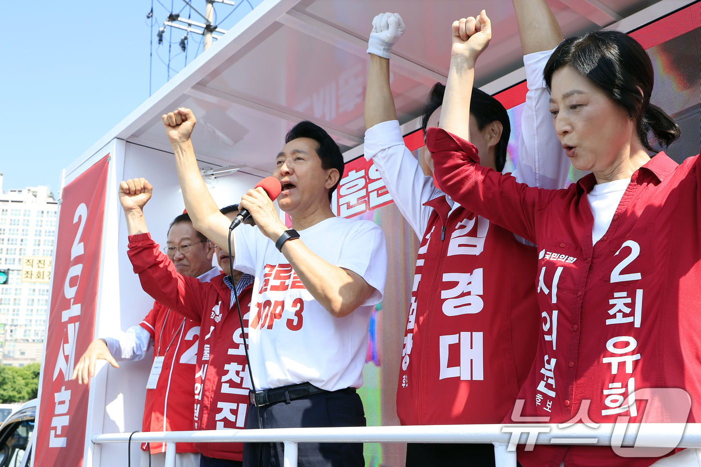 (서울=뉴스1) 박정호 기자 = 오세훈 국민의힘 서울시장 후보가 2일 오전 서울시 용산구 효창공원역 앞에서 대국민 호소문 발표 후 김경대 용산구청장 후보와 함께 순회 유세를 출발하 …