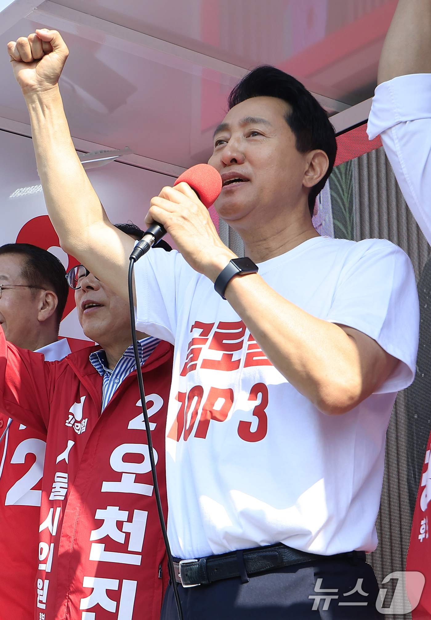 (서울=뉴스1) 박정호 기자 = 오세훈 국민의힘 서울시장 후보가 2일 오전 서울시 용산구 효창공원역 앞에서 대국민 호소문 발표 후 김경대 용산구청장 후보와 함께 순회 유세를 출발하 …
