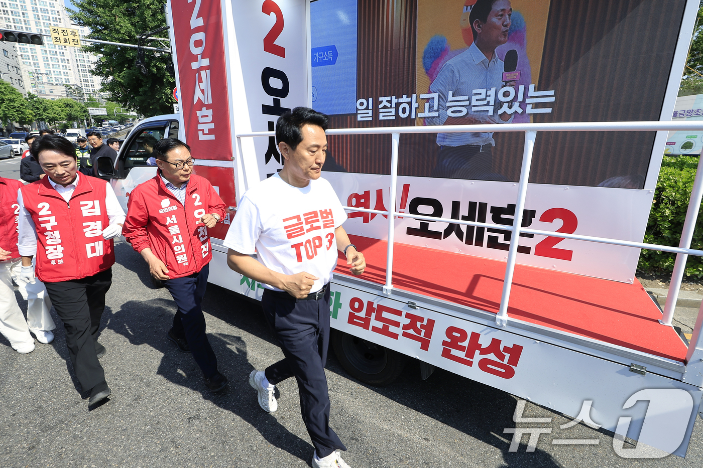 (서울=뉴스1) 박정호 기자 = 오세훈 국민의힘 서울시장 후보가 2일 오전 서울시 용산구 효창공원역 앞에서 대국민 호소문 발표 후 김경대 용산구청장 후보 등과 함께 순회 유세를 위 …