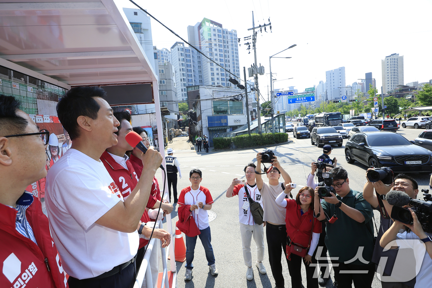 (서울=뉴스1) 박정호 기자 = 오세훈 국민의힘 서울시장 후보가 2일 오전 서울시 용산구 효창공원역 앞에서 대국민 호소문 발표 후 김경대 용산구청장 후보 등과 함께 순회 유세를 출 …