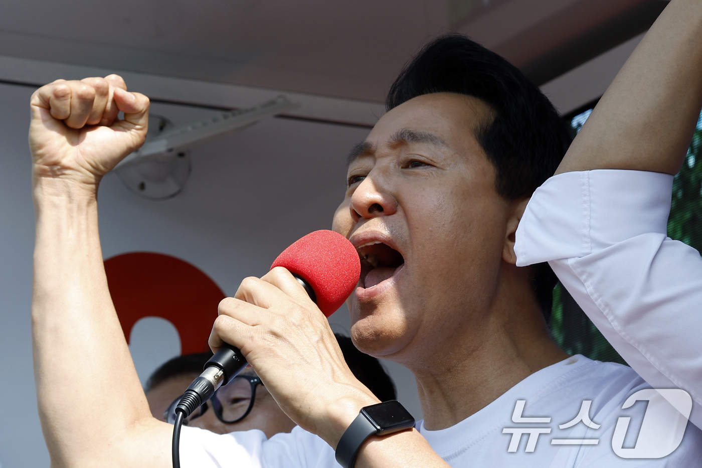 (서울=뉴스1) 박정호 기자 = 오세훈 국민의힘 서울시장 후보가 2일 오전 서울시 용산구 효창공원역 앞에서 대국민 호소문 발표 후 순회 유세를 출발하며 시민들에게 지지를 호소하고 …