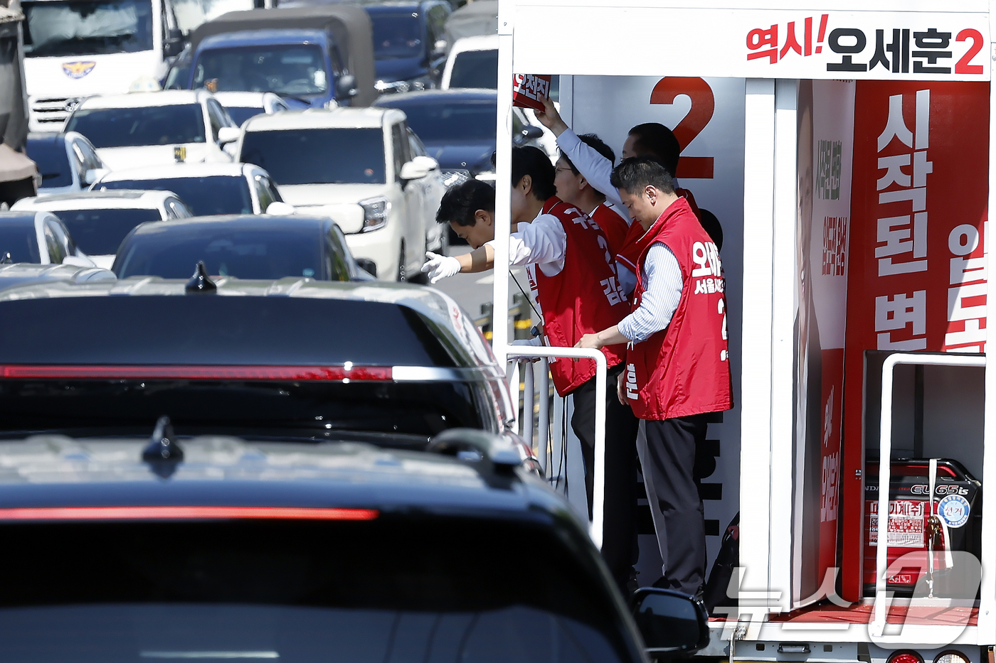 (서울=뉴스1) 박정호 기자 = 오세훈 국민의힘 서울시장 후보가 2일 오전 서울시 용산구 효창공원역 앞에서 대국민 호소문 발표 후 순회 유세를 출발해 차량에 탄 시민들에게 인사하고 …