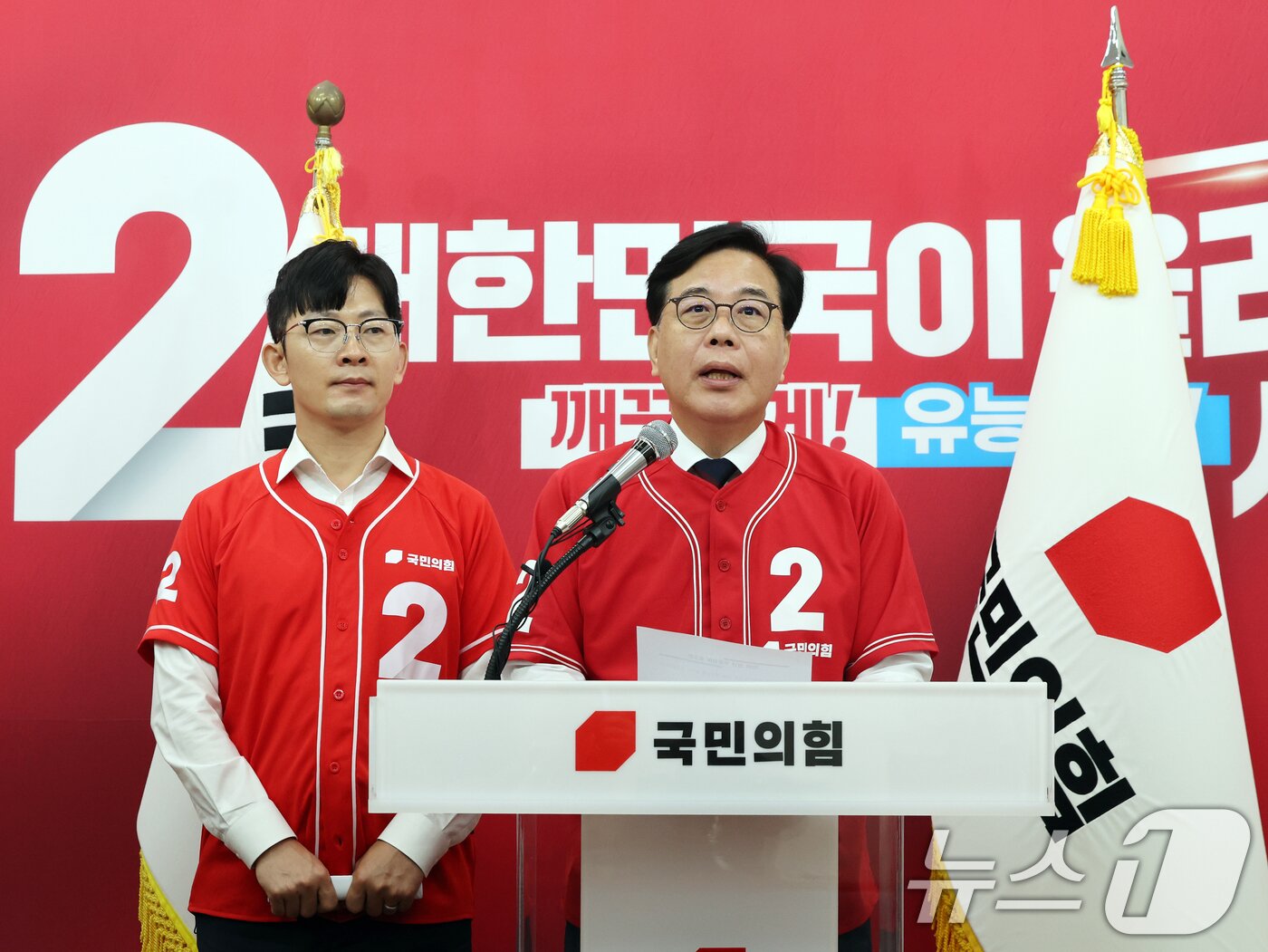 본문 이미지 - 송언석 국민의힘 원내대표가 2일 오전 서울 여의도 국회에서 2030 청년 투표참여 호소문을 발표하고 있다. 2026.6.2 ⓒ 뉴스1 황기선 기자