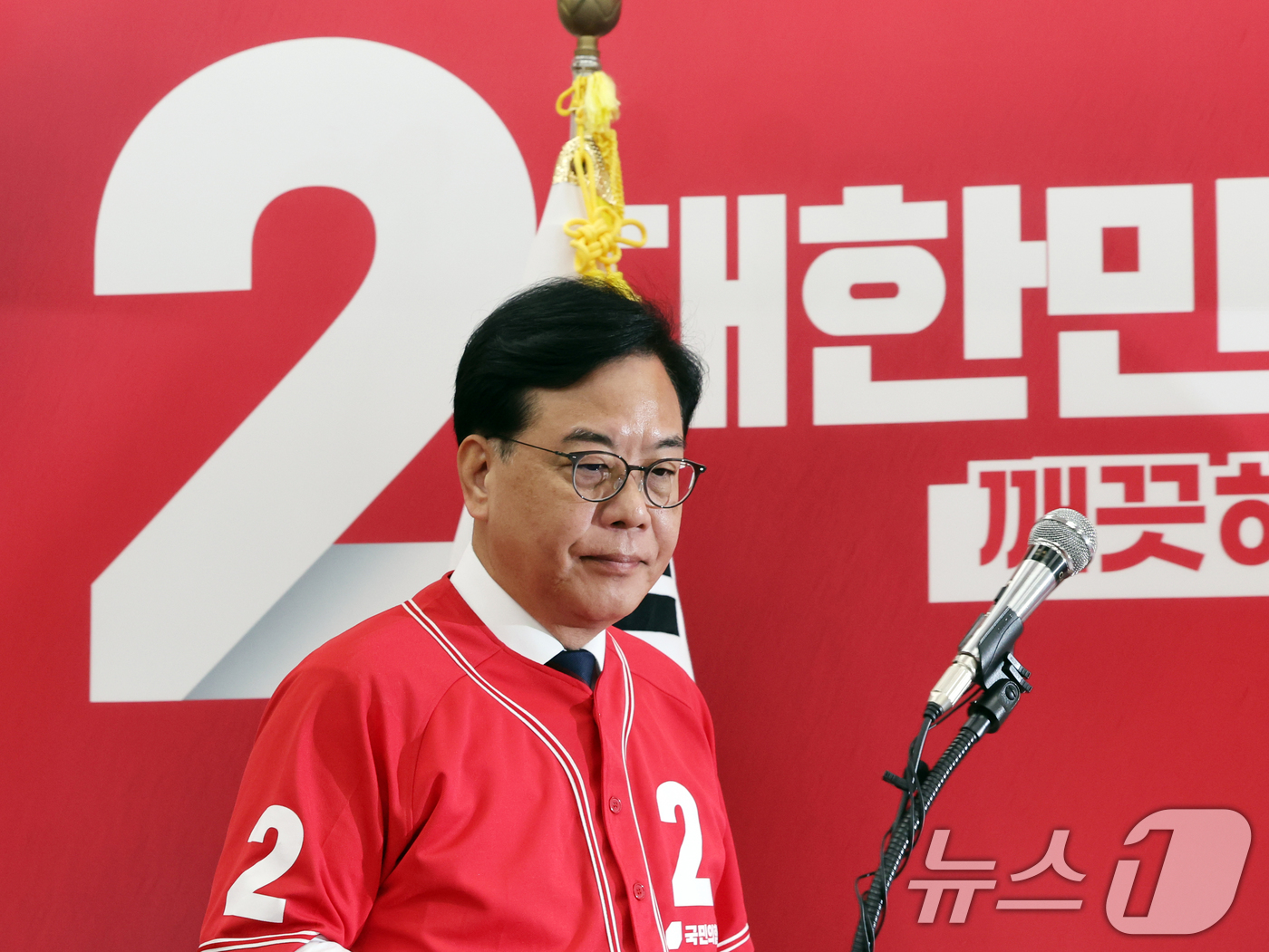(서울=뉴스1) 황기선 기자 = 송언석 국민의힘 원내대표가 2일 오전 서울 여의도 국회에서 2030 청년 투표참여 호소문을 발표를 위해 발걸음을 옮기고 있다.  2026.6.2/뉴 …
