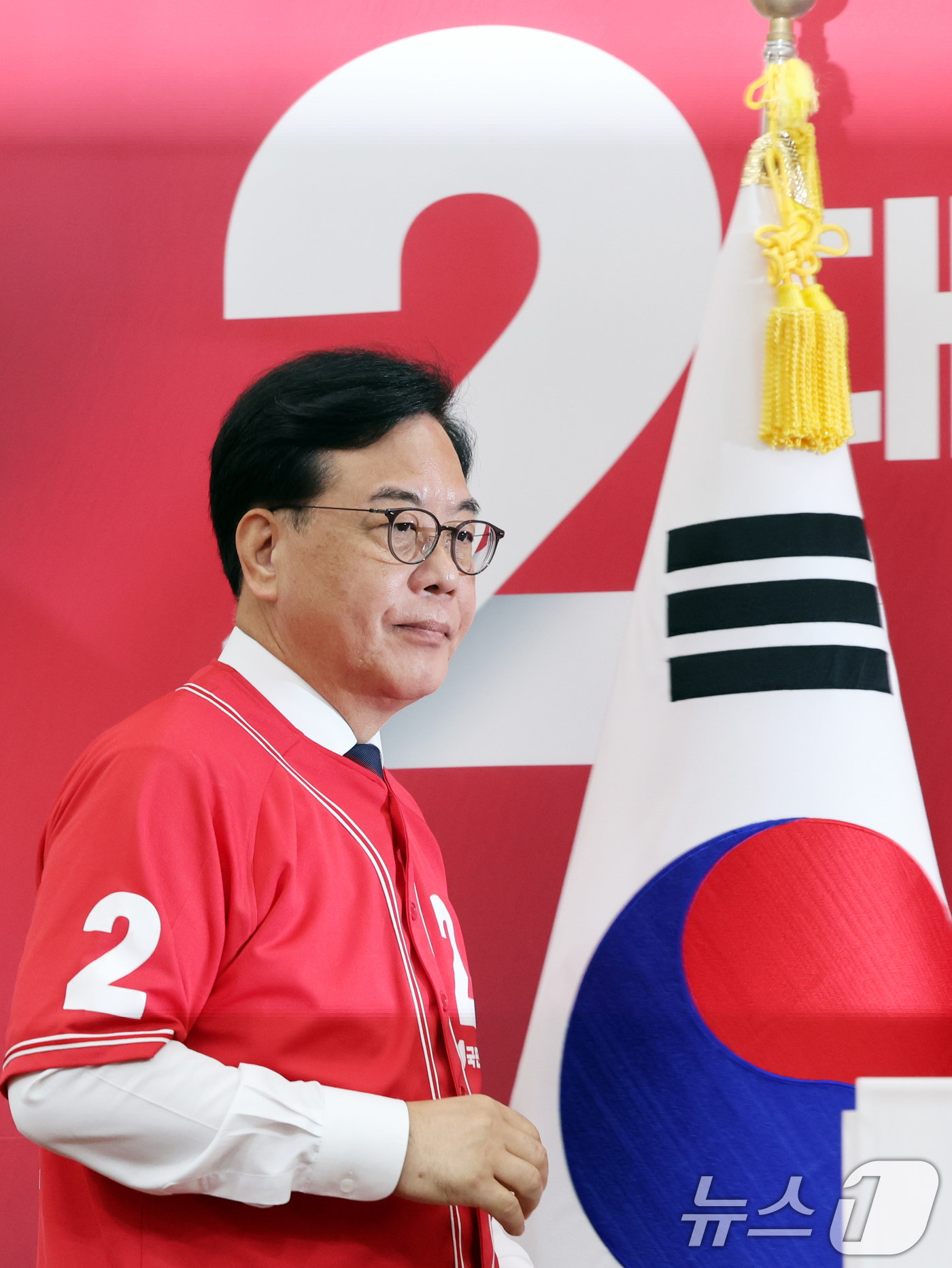 (서울=뉴스1) 황기선 기자 = 송언석 국민의힘 원내대표가 2일 오전 서울 여의도 국회에서 2030 청년 투표참여 호소문을 발표를 위해 발걸음을 옮기고 있다.  2026.6.2/뉴 …