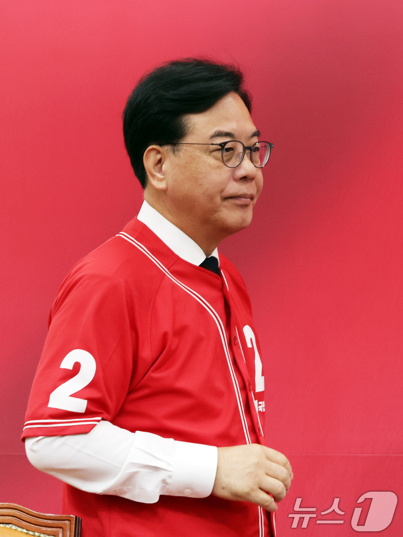 (서울=뉴스1) 황기선 기자 = 송언석 국민의힘 원내대표가 2일 오전 서울 여의도 국회에서 2030 청년 투표참여 호소문을 발표를 위해 발걸음을 옮기고 있다.  2026.6.2/뉴 …