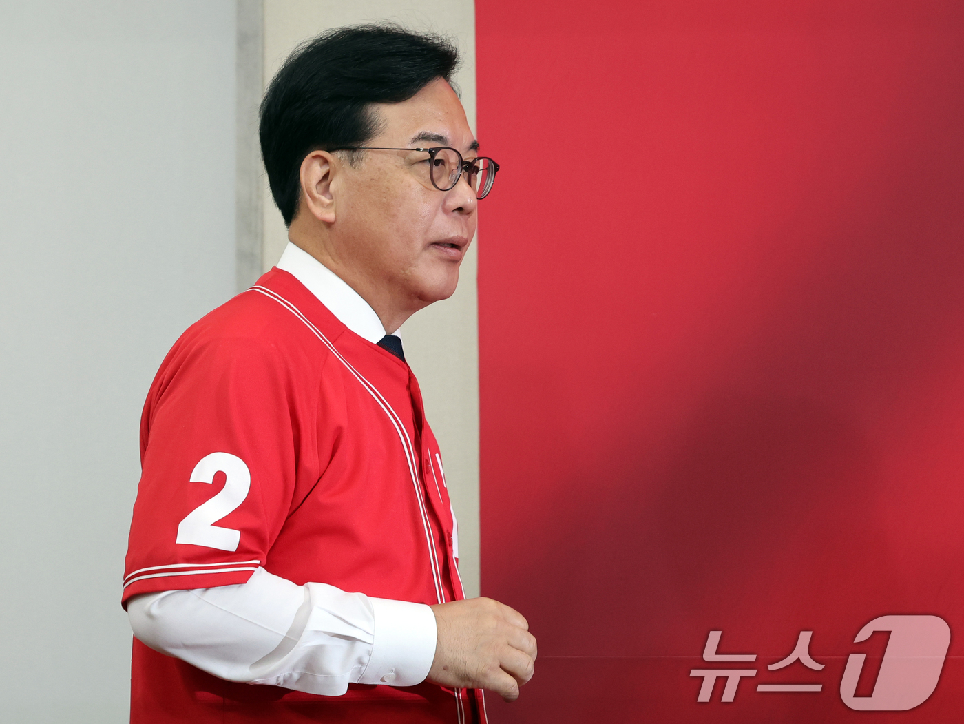 (서울=뉴스1) 황기선 기자 = 송언석 국민의힘 원내대표가 2일 오전 서울 여의도 국회에서 2030 청년 투표참여 호소문을 발표를 위해 발걸음을 옮기고 있다.  2026.6.2/뉴 …