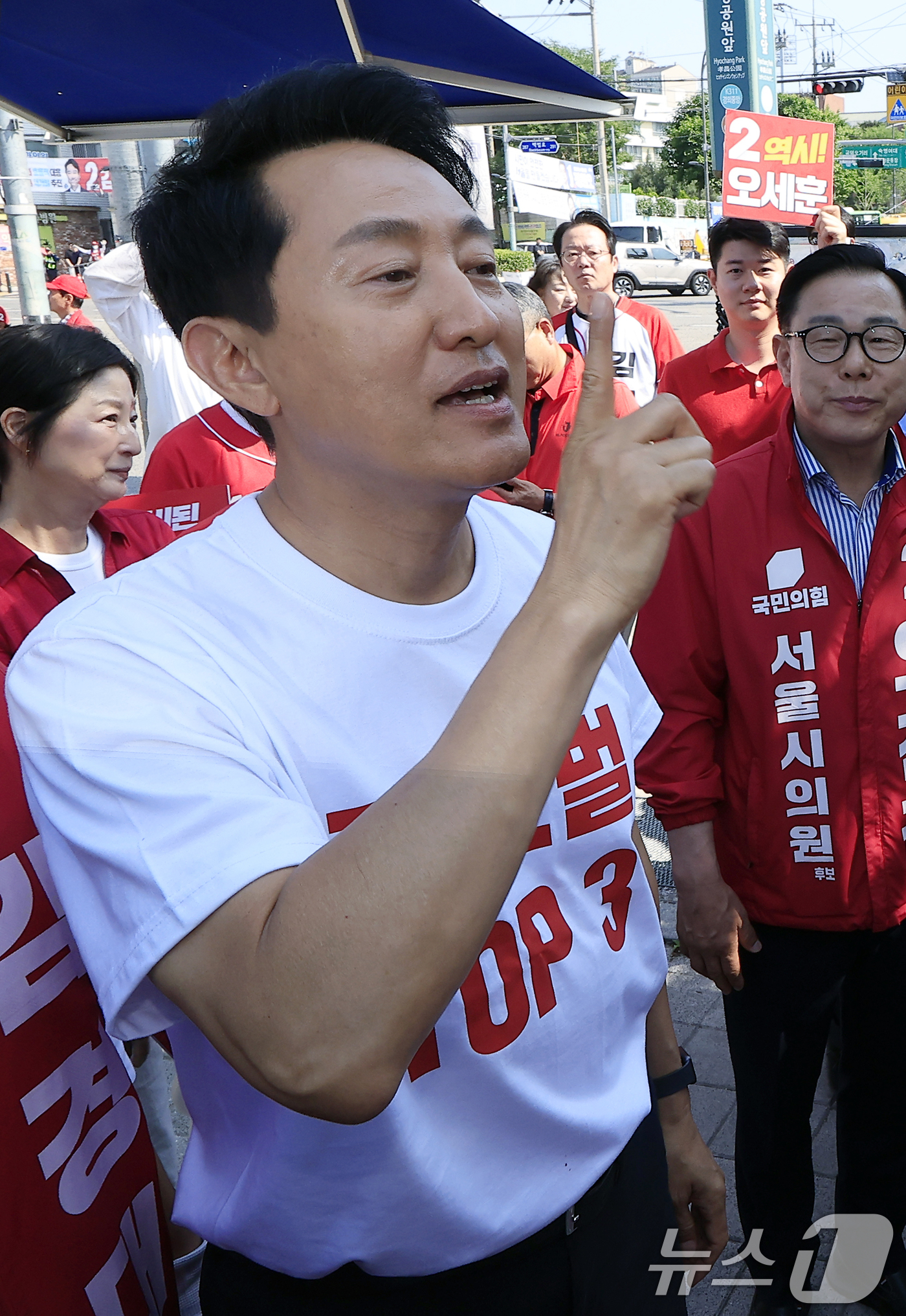 (서울=뉴스1) 박정호 기자 = 오세훈 국민의힘 서울시장 후보가 2일 오전 서울시 용산구 효창공원역 앞에서 대국민 호소문 발표 후 순회 유세에 앞서 선거운동원들을 격려하고 있다. …