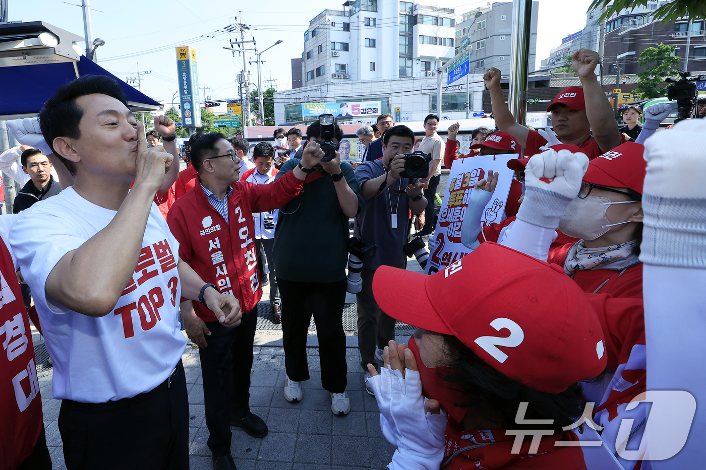(서울=뉴스1) 박정호 기자 = 오세훈 국민의힘 서울시장 후보가 2일 오전 서울시 용산구 효창공원역 앞에서 대국민 호소문 발표 후 순회 유세에 앞서 선거운동원들의 응원을 받고 있다 …
