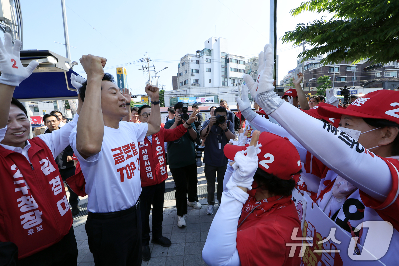 (서울=뉴스1) 박정호 기자 = 오세훈 국민의힘 서울시장 후보가 2일 오전 서울시 용산구 효창공원역 앞에서 대국민 호소문 발표 후 순회 유세에 앞서 선거운동원들을 격려하고 있다. …