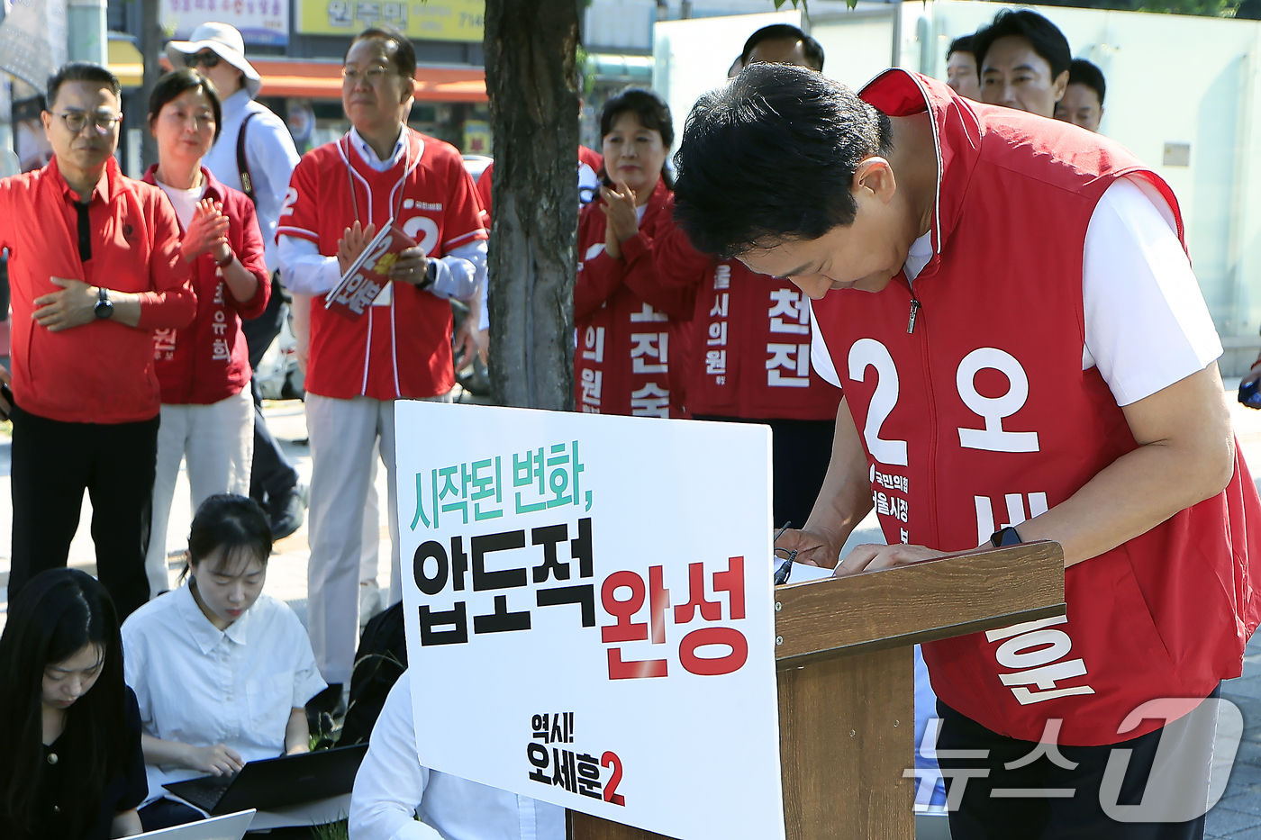 (서울=뉴스1) 박정호 기자 = 오세훈 국민의힘 서울시장 후보가 2일 오전 서울시 용산구 효창공원역 앞에서 대국민 호소문 발표 후 고개 숙여 인사하고 있다.  2026.6.2/뉴스 …
