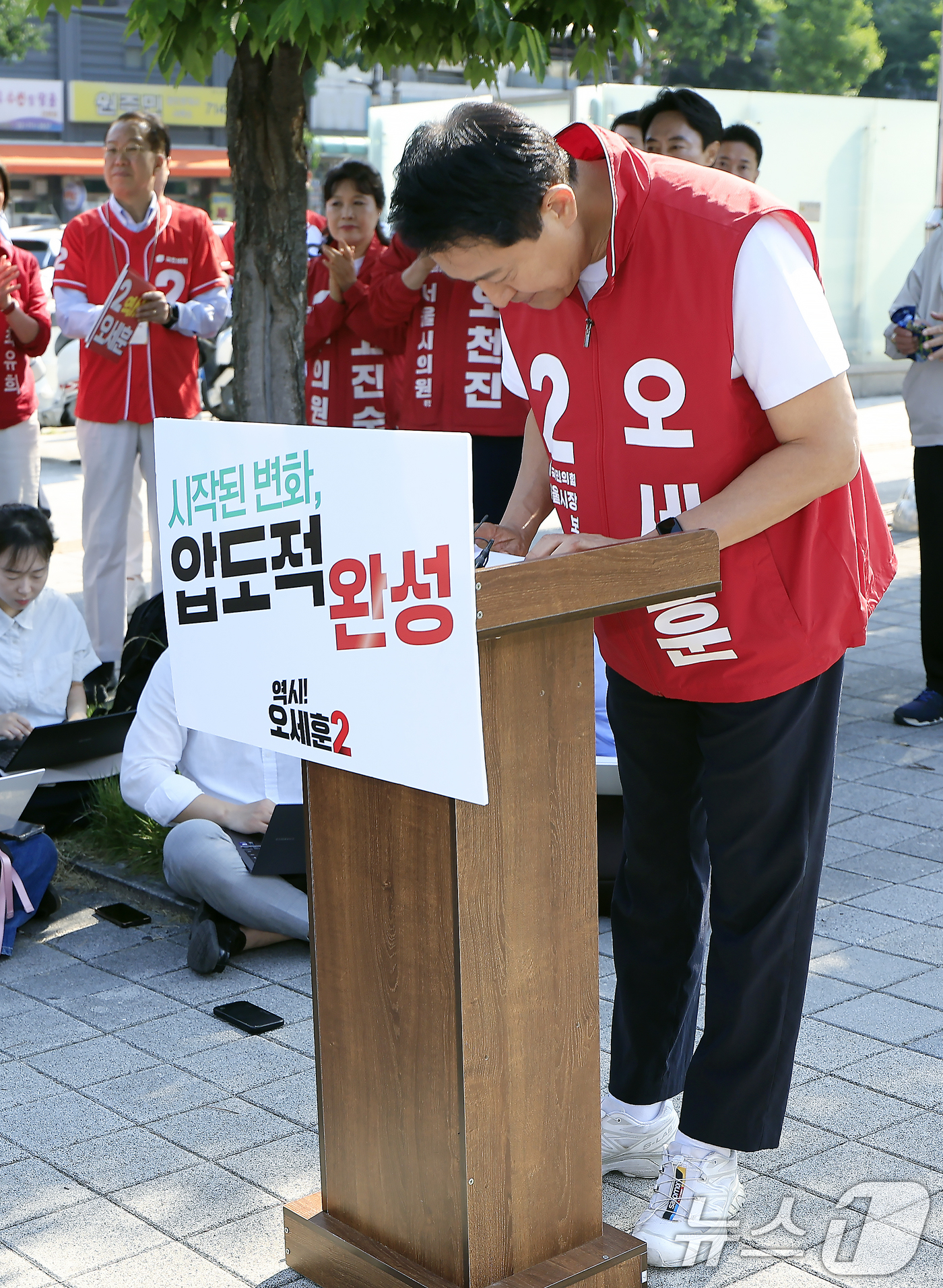 (서울=뉴스1) 박정호 기자 = 오세훈 국민의힘 서울시장 후보가 2일 오전 서울시 용산구 효창공원역 앞에서 대국민 호소문 발표 후 고개 숙여 인사하고 있다.  2026.6.2/뉴스 …