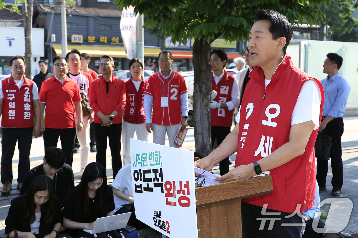 (서울=뉴스1) 박정호 기자 = 오세훈 국민의힘 서울시장 후보가 2일 오전 서울시 용산구 효창공원역 앞에서 대국민 호소문을 발표하고 있다.  2026.6.2/뉴스1