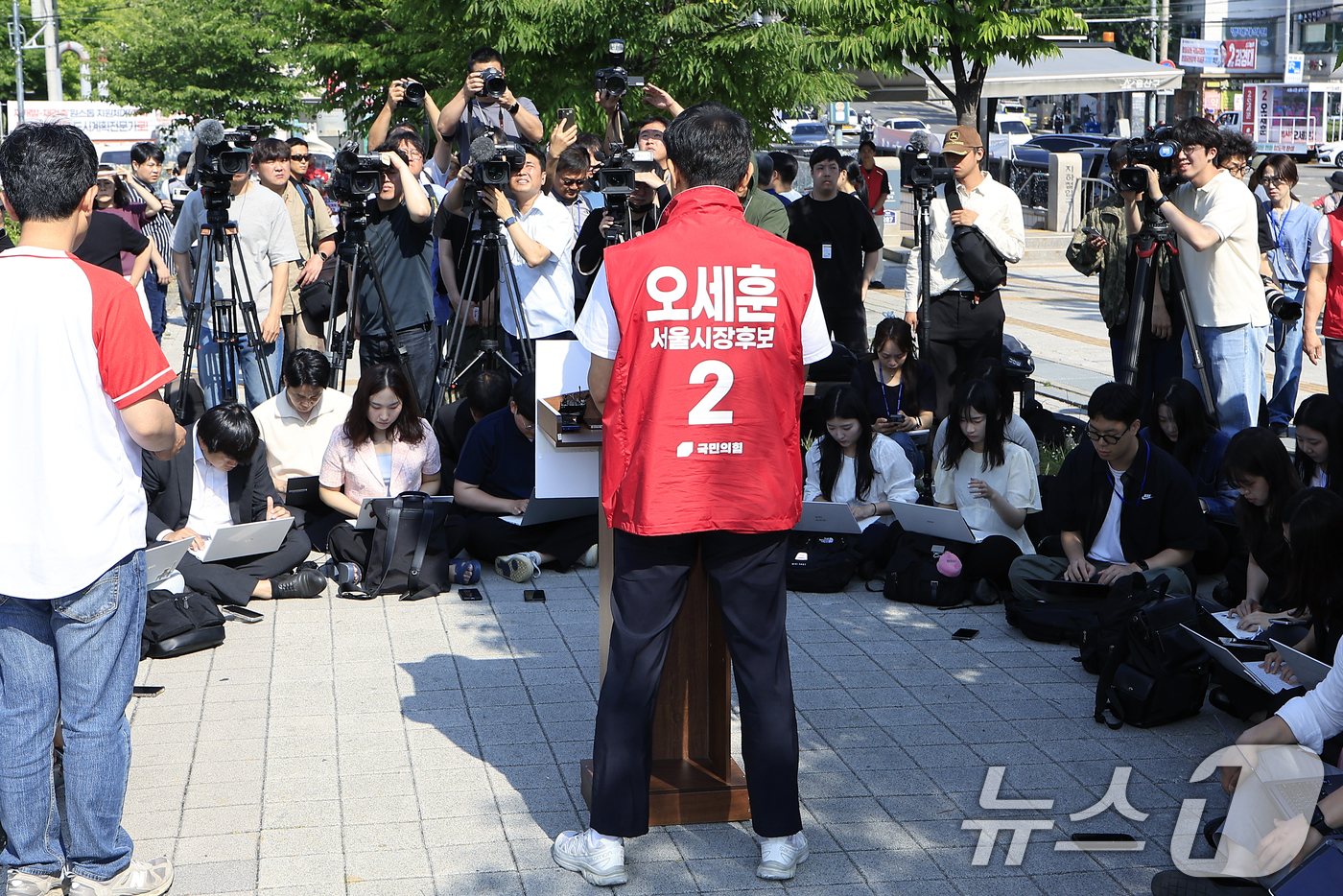 (서울=뉴스1) 박정호 기자 = 오세훈 국민의힘 서울시장 후보가 2일 오전 서울시 용산구 효창공원역 앞에서 대국민 호소문을 발표하고 있다.  2026.6.2/뉴스1