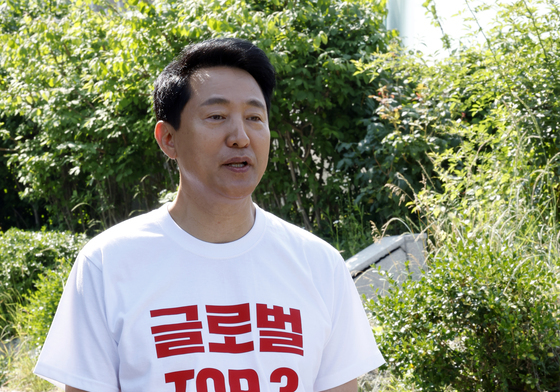 오세훈 '오늘 하루 글로벌 탑3 티셔츠 입고 유세'