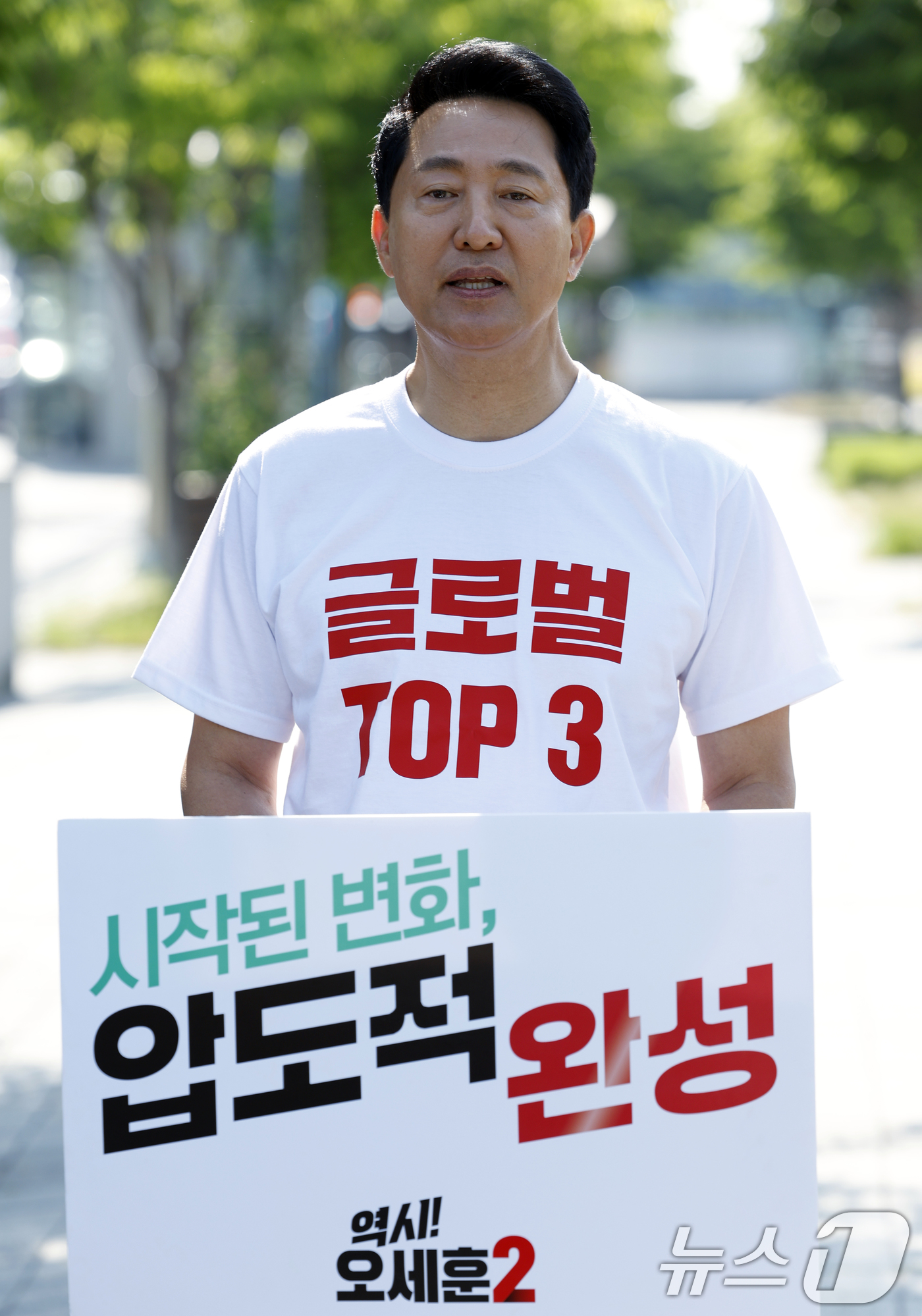 (서울=뉴스1) 박정호 기자 = 오세훈 국민의힘 서울시장 후보가 2일 오전 서울시 용산구 효창공원역 앞에서 대국민 호소문 발표 후 취재진의 질문에 답하고 있다.  2026.6.2/ …