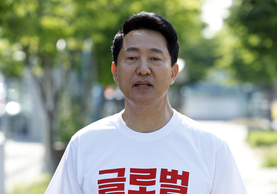 취재진 질문에 답하는 오세훈 후보