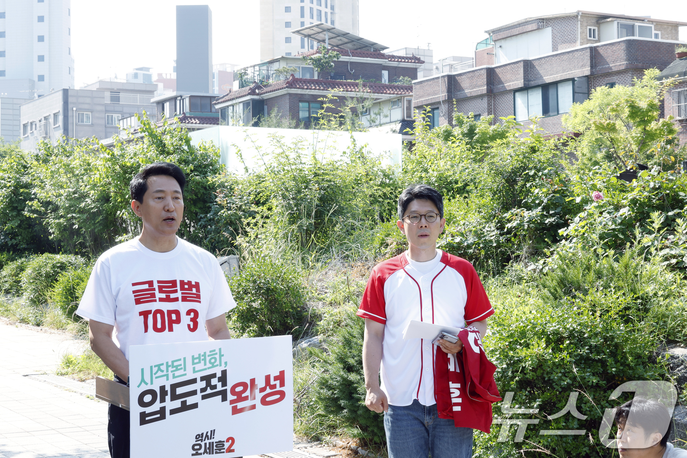 (서울=뉴스1) 박정호 기자 = 오세훈 국민의힘 서울시장 후보가 2일 오전 서울시 용산구 효창공원역 앞에서 대국민 호소문 발표 후 취재진의 질문에 답하고 있다.  2026.6.2/ …