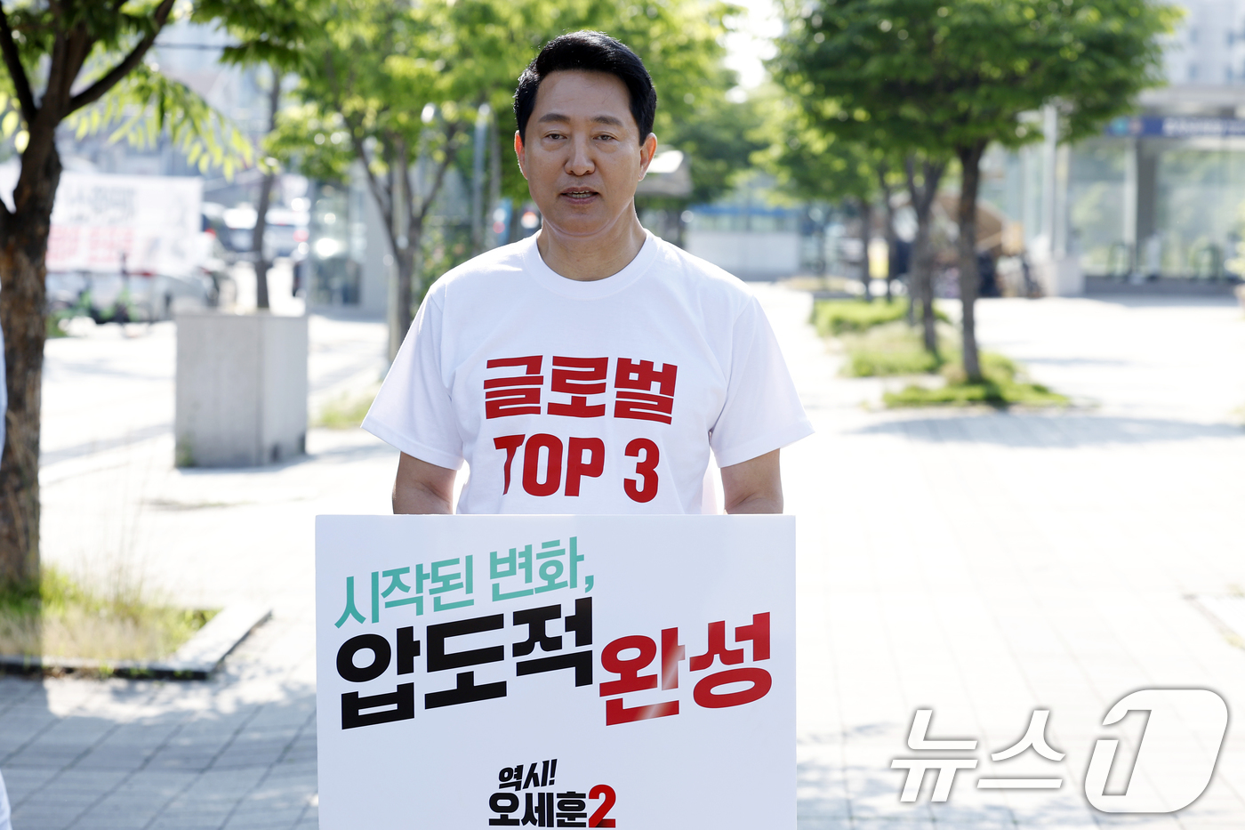 (서울=뉴스1) 박정호 기자 = 오세훈 국민의힘 서울시장 후보가 2일 오전 서울시 용산구 효창공원역 앞에서 대국민 호소문 발표 후 취재진의 질문에 답하고 있다.  2026.6.2/ …