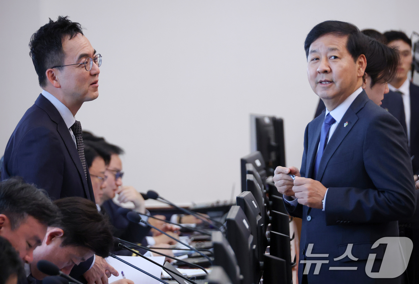 (서울=뉴스1) 이재명 기자 = 구윤철 부총리 겸 재정경제부 장관(오른쪽)과 구자현 검찰총장 직무대행이 2일 청와대에서 열린 제24회 국무회의 겸 제11차 비상경제점검회의에서 대화 …