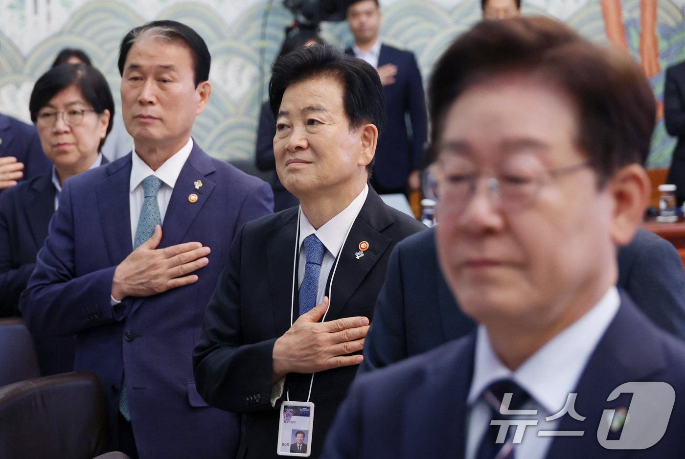 (서울=뉴스1) 이재명 기자 = 이재명 대통령(오른쪽부터)과 정동영 통일부 장관, 권오을 국가보훈부 장관이 2일 청와대에서 열린 제24회 국무회의 겸 제11차 비상경제점검회의에서 …