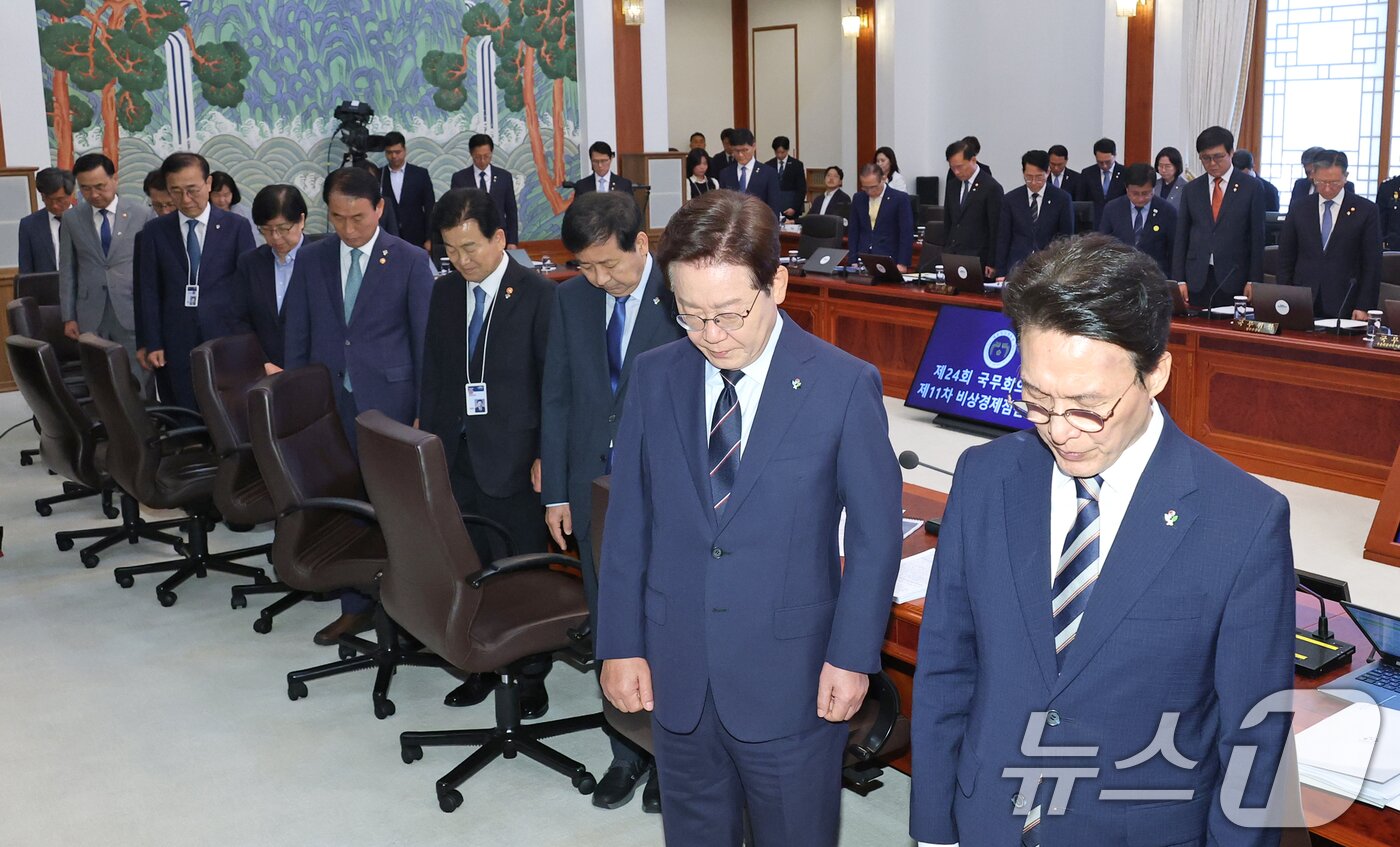 본문 이미지 - 이재명 대통령이 지난 2일 청와대에서 열린 제24회 국무회의 겸 제11차 비상경제점검회의에서 순국선열과 호국영령에 대한 묵념을 하고 있다. (청와대통신사진기자단) 2026.6.2 ⓒ 뉴스1 이재명 기자