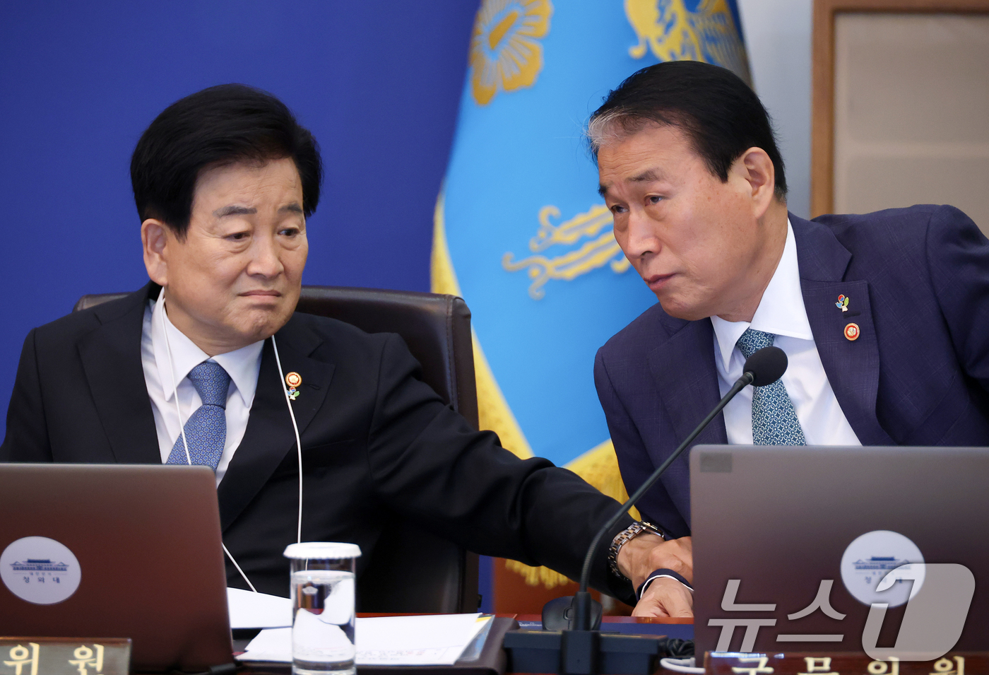 (서울=뉴스1) 이재명 기자 = 정동영 통일부 장관(왼쪽)과 권오을 국가보훈부 장관이 2일 청와대에서 열린 제24회 국무회의 겸 제11차 비상경제점검회의에서 대화를 하고 있다. ( …