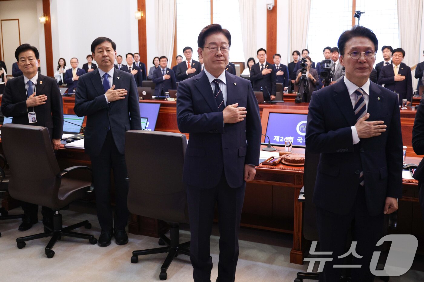 본문 이미지 - 이재명 대통령이 2일 청와대에서 열린 국무회의 겸 비상경제점검회의에서 국민의례를 하고 있다. (청와대통신사진기자단) 2026.6.2 ⓒ 뉴스1 허경 기자