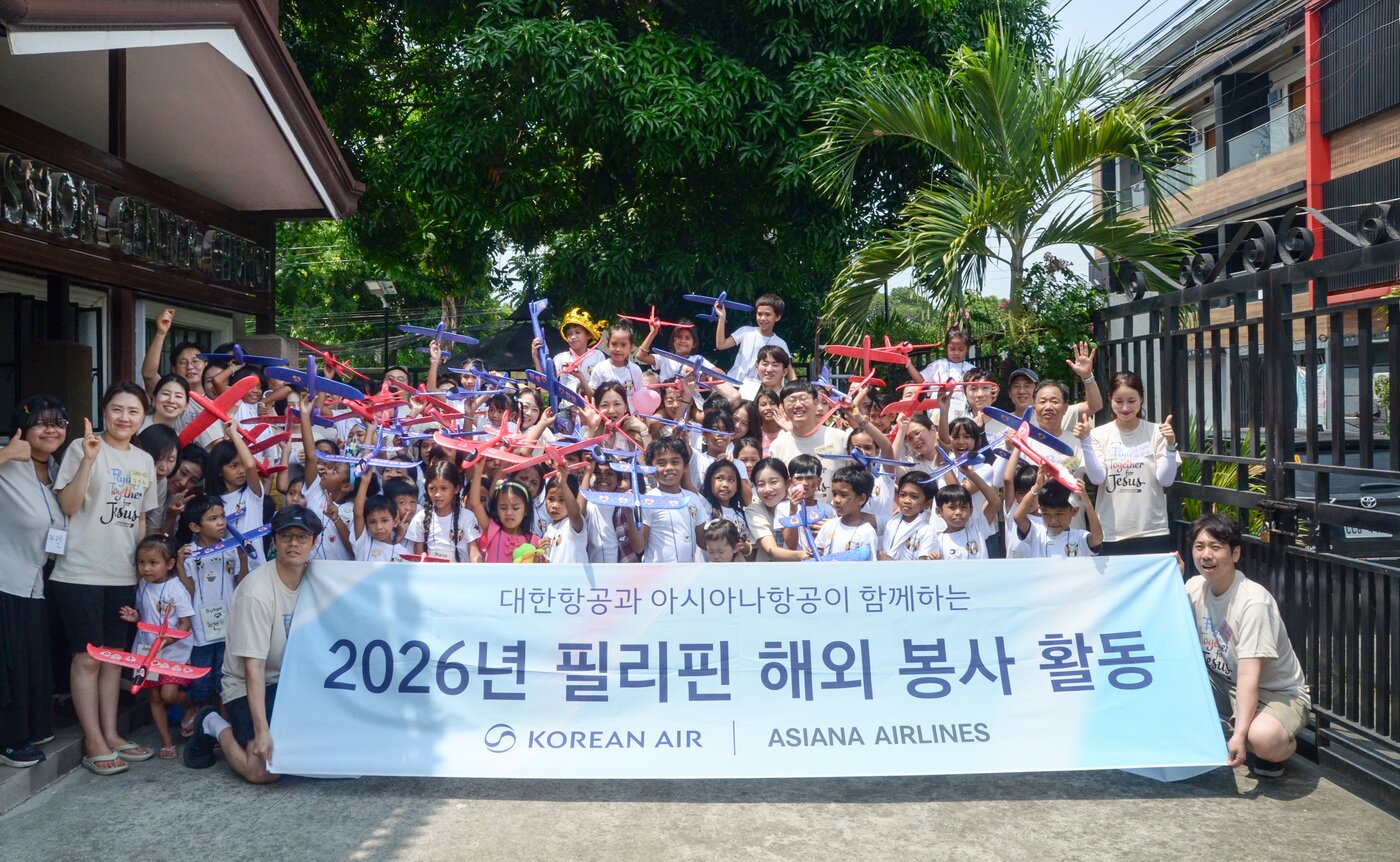 본문 이미지 - 대한항공·아시아나항공 연합 봉사단체인 ‘KE-OZ 연합신우회’가 지난달 28일부터 31일까지 필리핀 클락 지역에서 현지 주민과 어린이들을 위한 봉사활동을 펼친 뒤 기념 사진을 촬영한 모습(대한항공 제공). 2026.5.31.