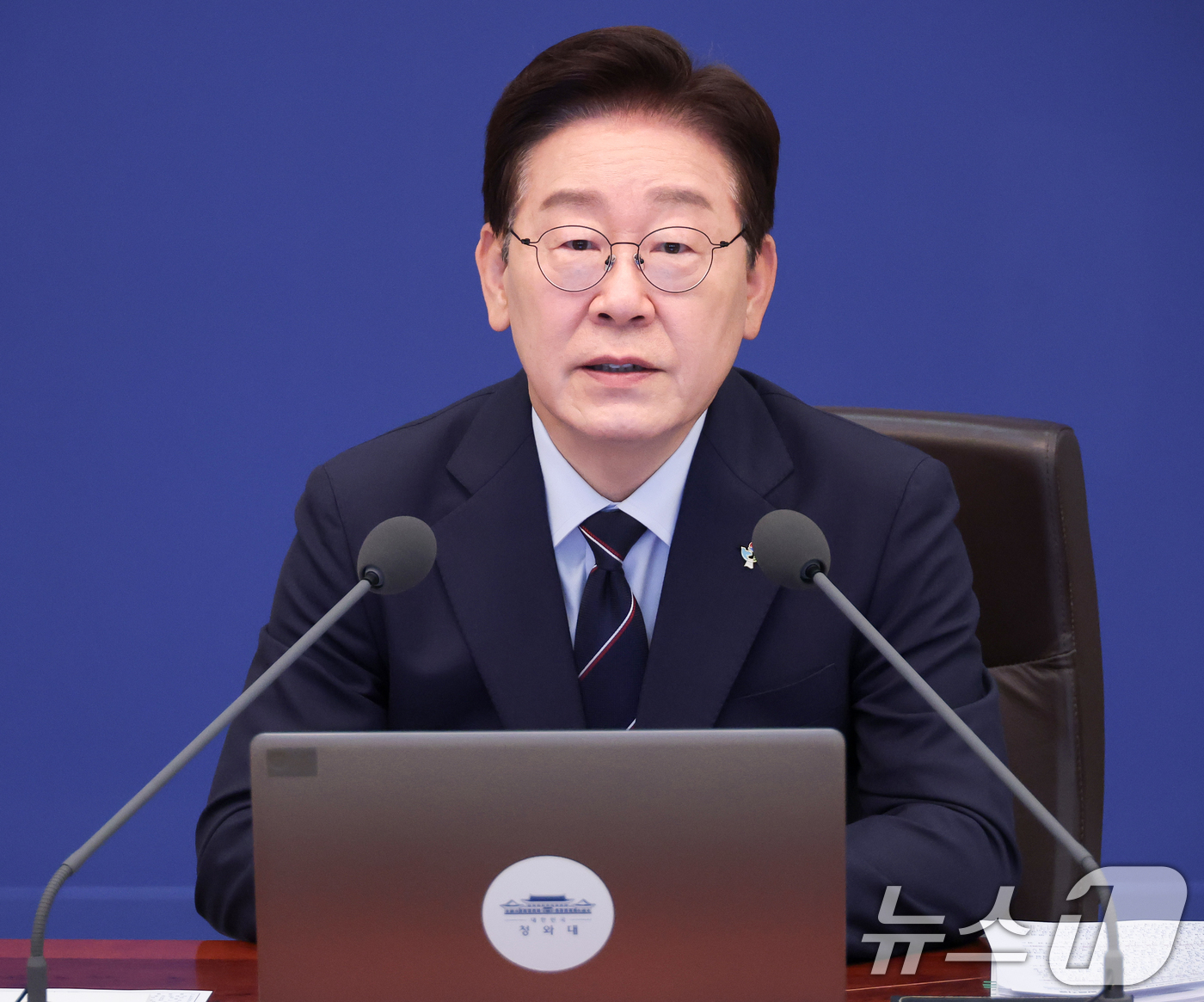 (서울=뉴스1) 이재명 기자 = 이재명 대통령이 2일 청와대에서 열린 제24회 국무회의 겸 제11차 비상경제점검회의에서 발언을 하고 있다. (청와대통신사진기자단) 2026.6.2/ …