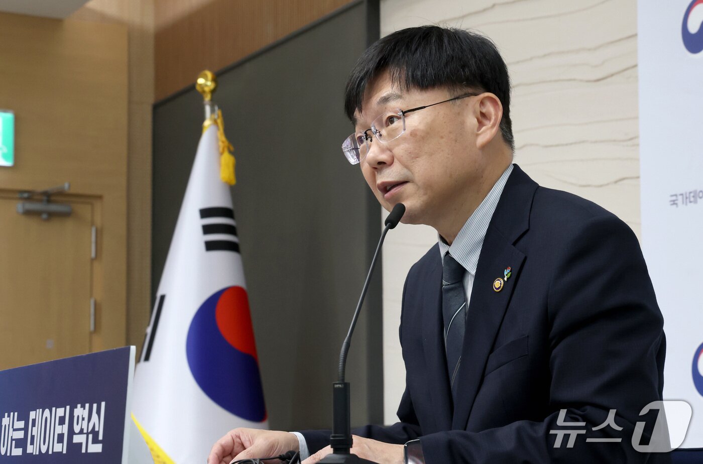 본문 이미지 - 안형준 국가데이터 처장이 지난 1일 세종시 정부세종청사에서 국가데이터처 국민주권정부 출범 1주년 성과에 대해 발표하고 있다. 2026.6.2 ⓒ 뉴스1 김기남 기자