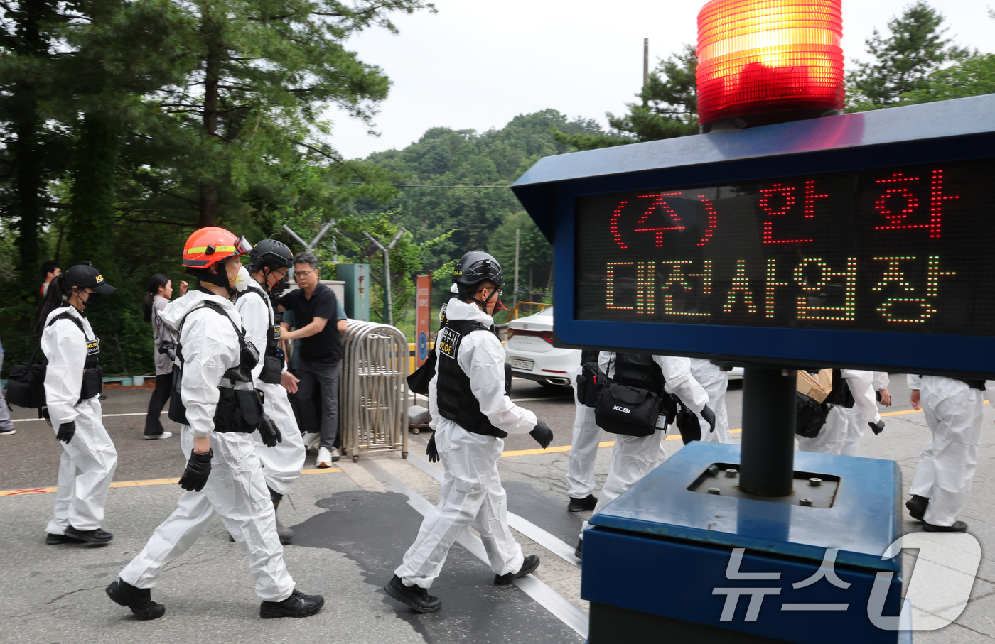 (대전=뉴스1) 김기태 기자 = 7명의 사상자를 낸 대전 유성구 한화에어로스페이스 대전사업장에서 2일 오전 국립과학수사연구원과 대전경찰청 과학수사계, 소방 당국 소속으로 구성된 합 …