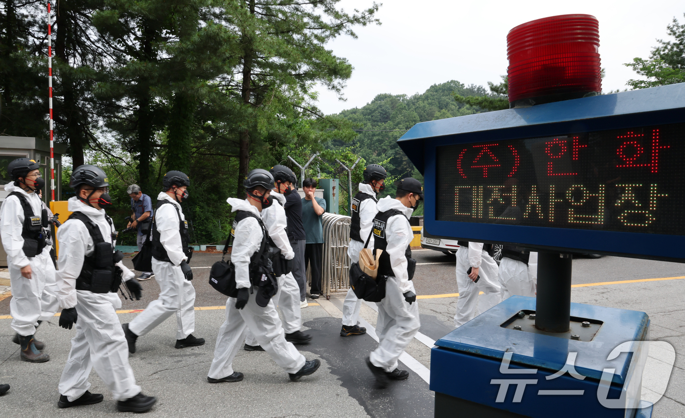 (대전=뉴스1) 김기태 기자 = 7명의 사상자를 낸 대전 유성구 한화에어로스페이스 대전사업장에서 2일 오전 국립과학수사연구원과 대전경찰청 과학수사계, 소방 당국 소속으로 구성된 합 …