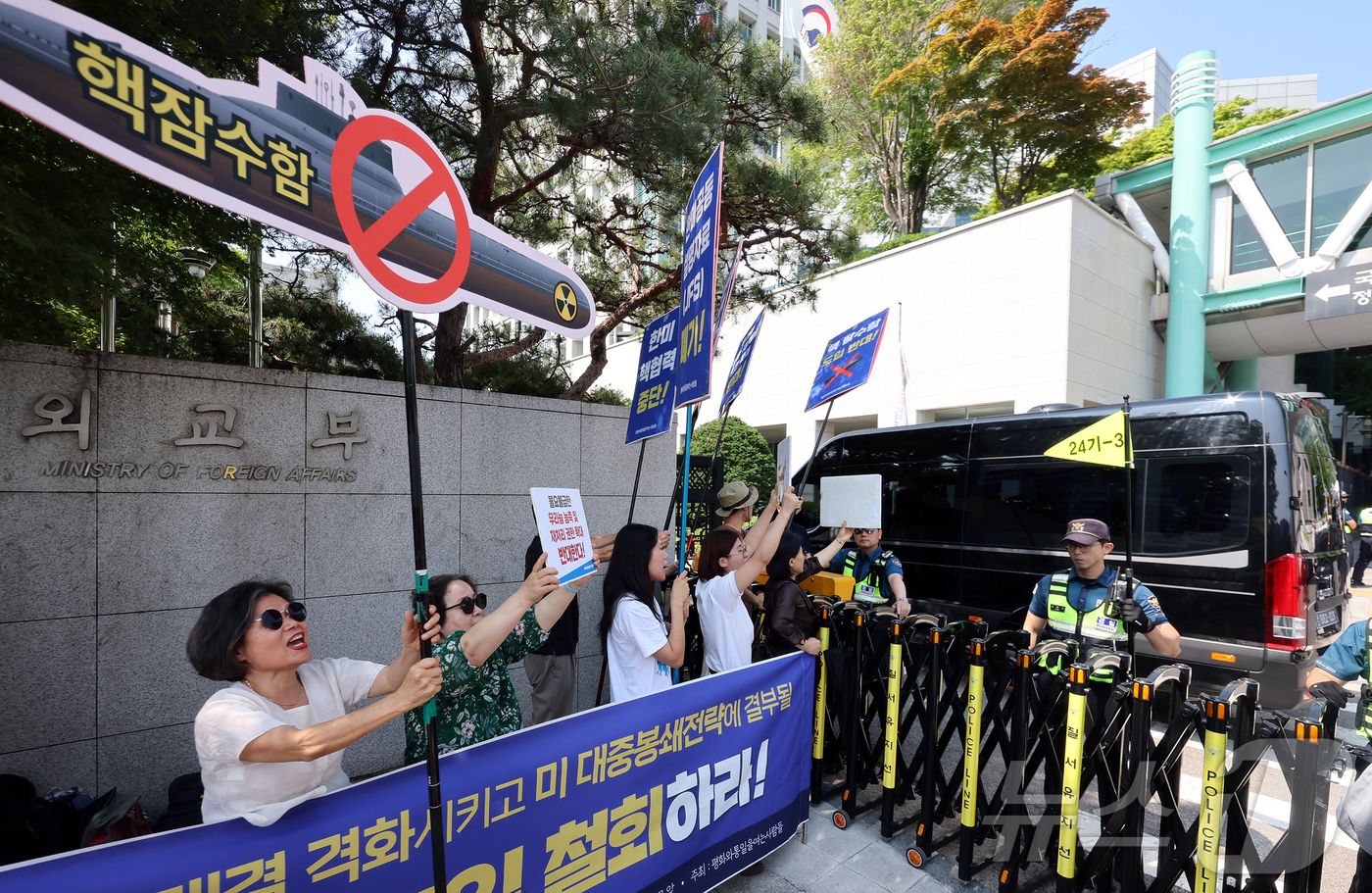 (서울=뉴스1) 김진환 기자 = 평화와통일을여는사람들(평통사) 활동가들이 2일 오전 한미 안보분야 후속조치 협의가 열리는 서울 종로구 외교부 앞에서 앨리슨 후커 미국 국무부 정무차 …