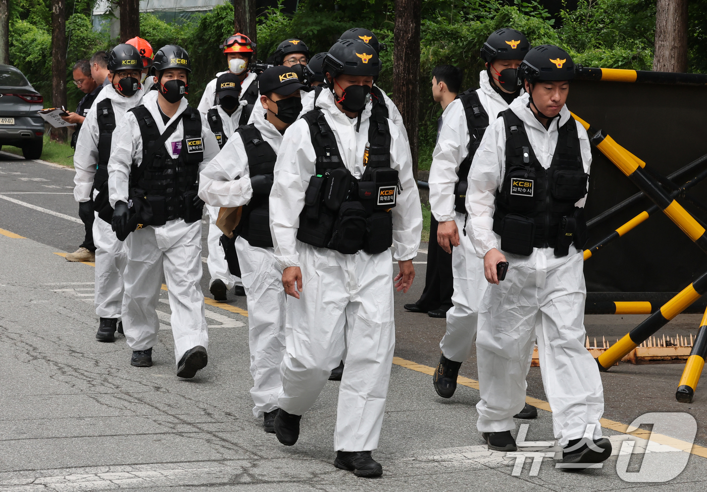 (대전=뉴스1) 김기태 기자 = 7명의 사상자를 낸 대전 유성구 한화에어로스페이스 대전사업장에서 2일 오전 국립과학수사연구원과 대전경찰청 과학수사계, 소방 당국 소속으로 구성된 합 …
