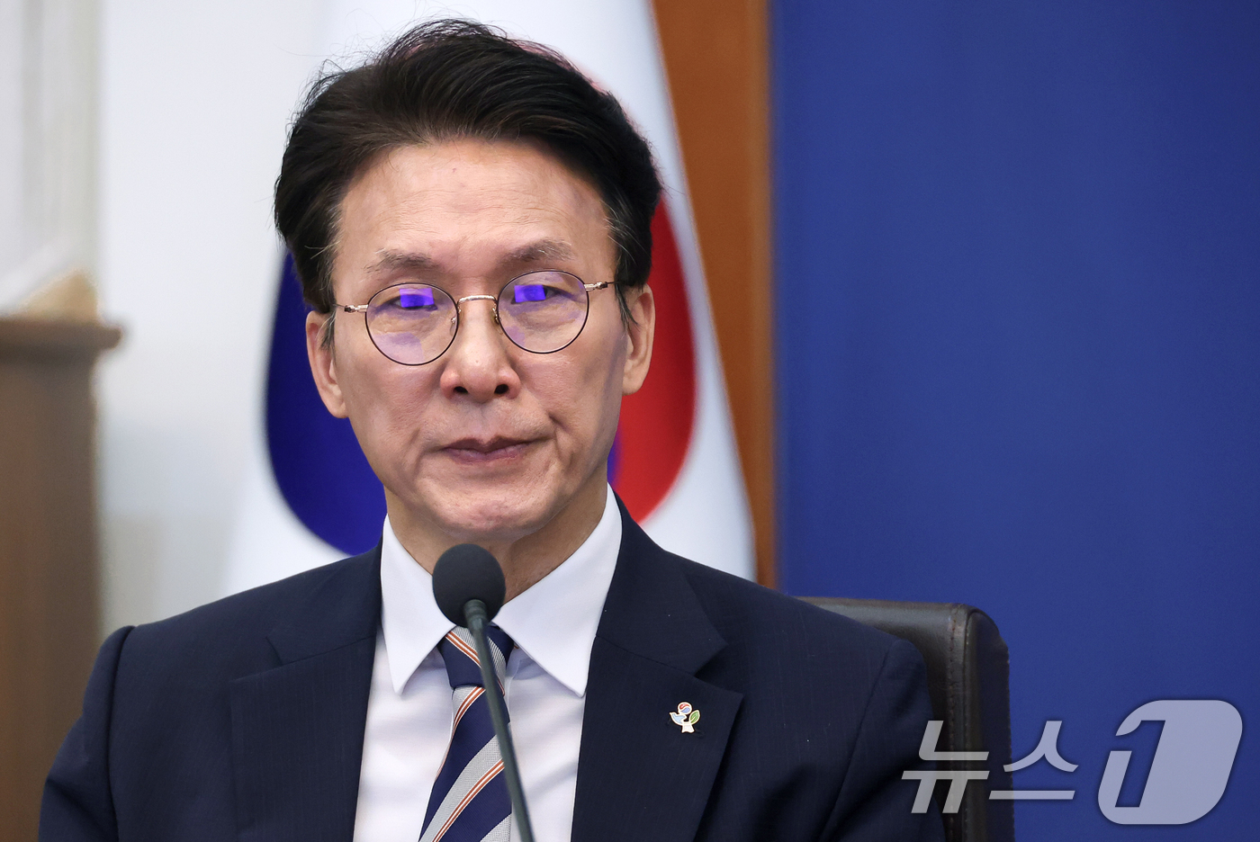 (서울=뉴스1) 이재명 기자 = 김민석 국무총리가 2일 청와대에서 열린 제24회 국무회의 겸 제11차 비상경제점검회의에서 중동전쟁 관련 비상국정운영 및 대응현황 보고를 듣고 있다. …