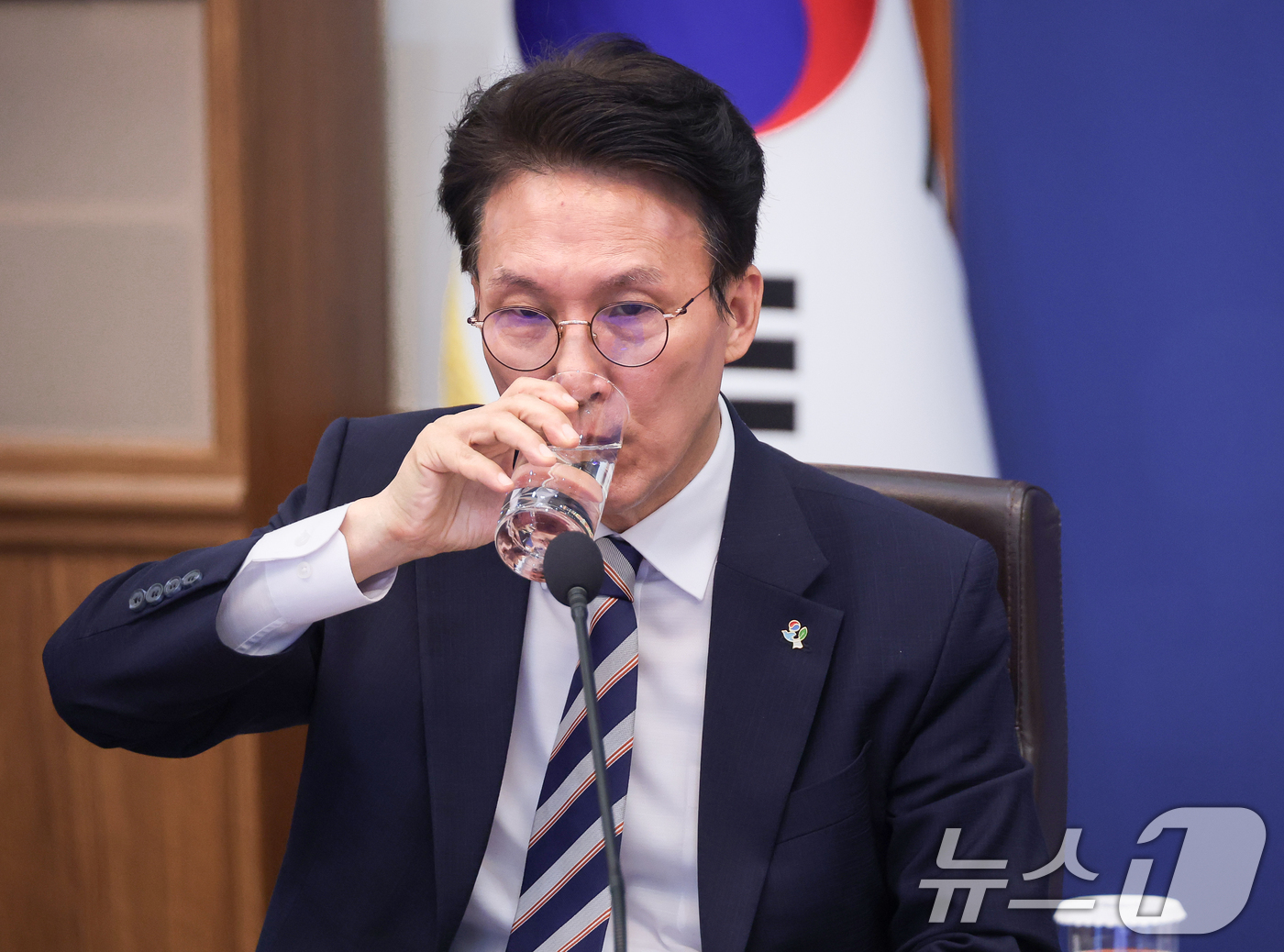 (서울=뉴스1) 이재명 기자 = 김민석 국무총리가 2일 청와대에서 열린 제24회 국무회의 겸 제11차 비상경제점검회의에서 목을 축이고 있다. (청와대통신사진기자단) 2026.6.2 …