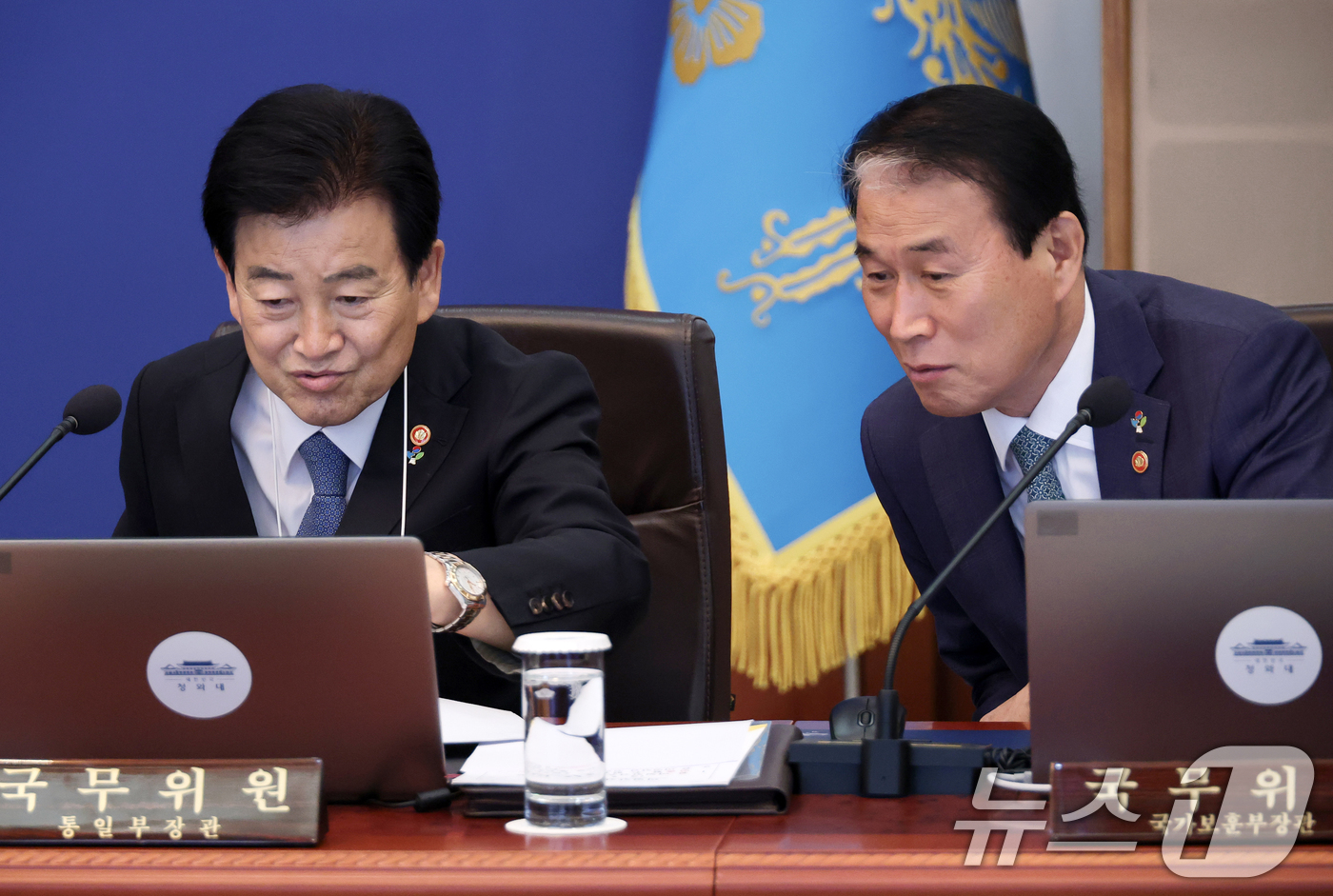 (서울=뉴스1) 이재명 기자 = 정동영 통일부 장관(왼쪽)과 권오을 국가보훈부 장관이 2일 청와대에서 열린 제24회 국무회의 겸 제11차 비상경제점검회의에서 대화를 하고 있다. ( …