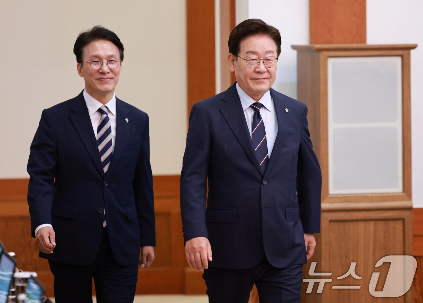 (서울=뉴스1) 허경 기자 = 이재명 대통령이 2일 청와대에서 열린 국무회의 겸 비상경제점검회의에 입장하고 있다. (청와대통신사진기자단) 2026.6.2/뉴스1