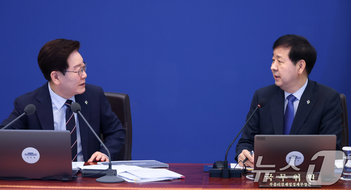 (서울=뉴스1) 이재명 기자 = 이재명 대통령이 2일 청와대에서 열린 제24회 국무회의 겸 제11차 비상경제점검회의에서 발언을 하고 있다. (청와대통신사진기자단) 2026.6.2/ …