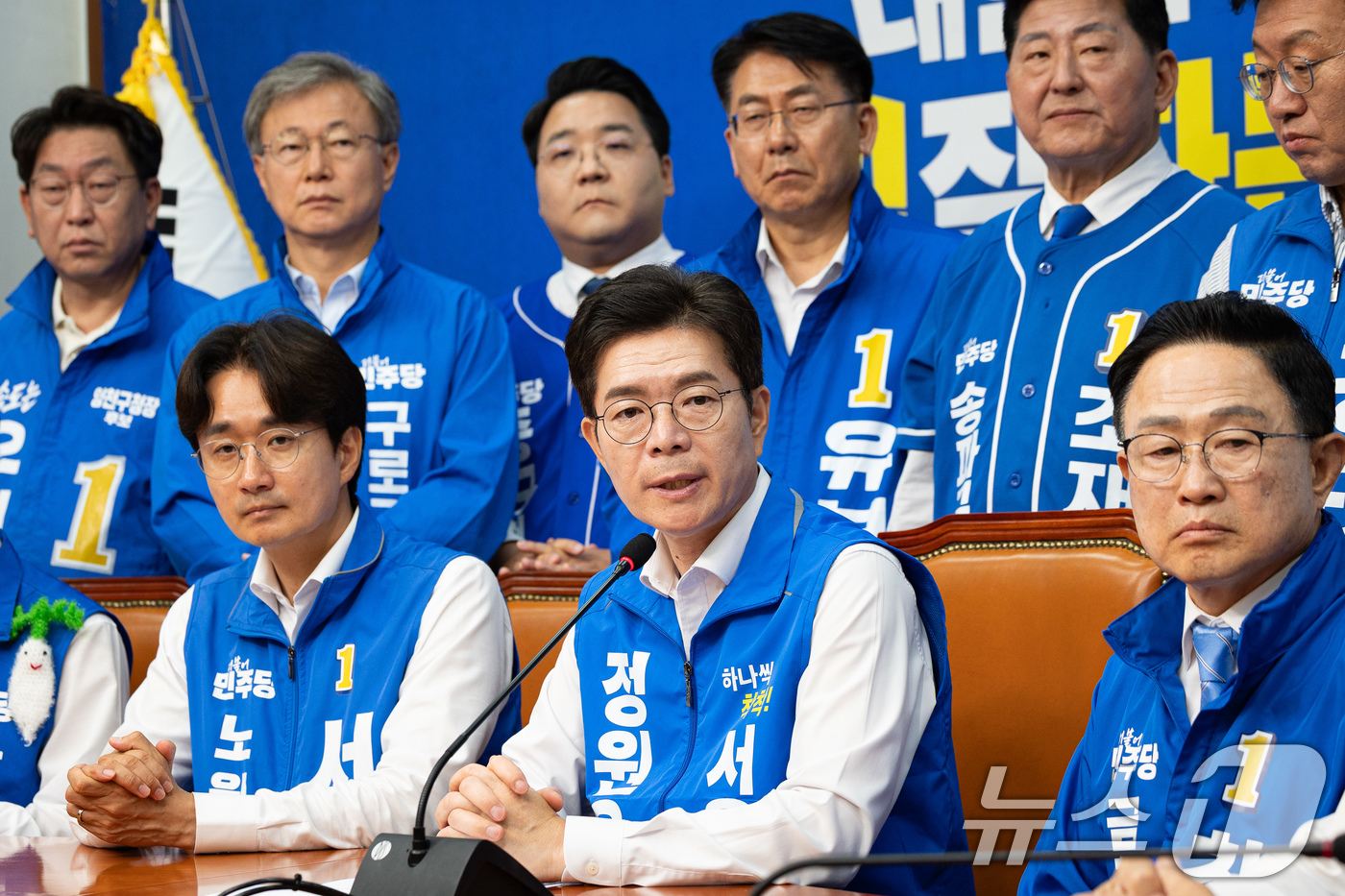 (서울=뉴스1) 유승관 기자 = 정원오 더불어민주당 서울시장 후보와 서울 구청장 후보들이 6·3 지방선거 본투표를 하루 앞둔 2일 서울 여의도 국회에서 합동 기자회견을 열고 유권자 …