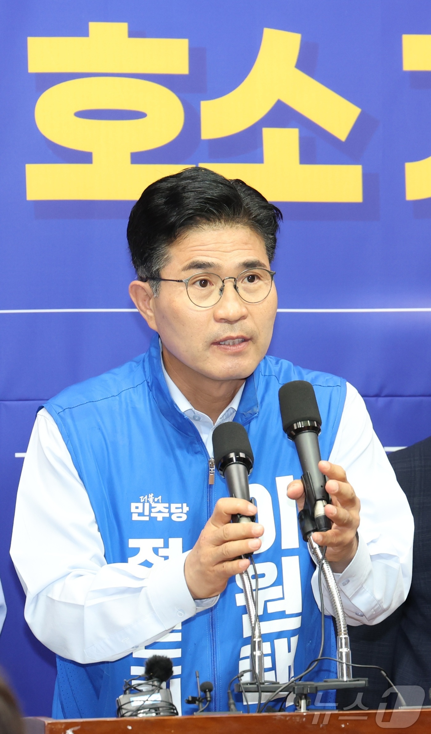 (전주=뉴스1) 유경석 기자 = 이원택 더불어민주당 전북도지사 후보를 비롯한 전북지역 후보 및 선대위 관계자들이 2일 전북 전주시 전북특별자치도의회에서 기자회견을 열고 도민들의 지 …