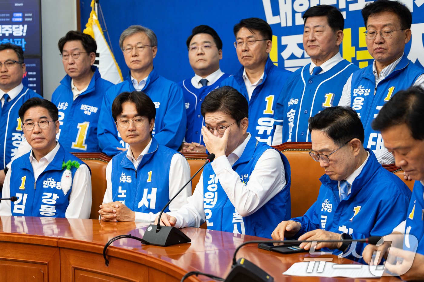 (서울=뉴스1) 유승관 기자 = 정원오 더불어민주당 서울시장 후보와 서울 구청장 후보들이 6·3 지방선거 본투표를 하루 앞둔 2일 서울 여의도 국회에서 합동 기자회견을 열고 유권자 …