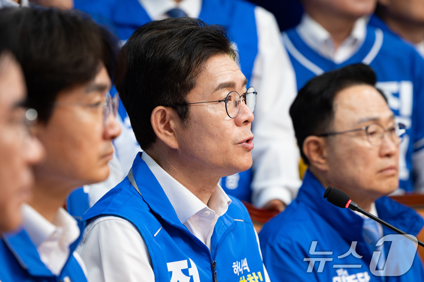 (서울=뉴스1) 유승관 기자 = 정원오 더불어민주당 서울시장 후보와 서울 구청장 후보들이 6·3 지방선거 본투표를 하루 앞둔 2일 서울 여의도 국회에서 합동 기자회견을 열고 유권자 …