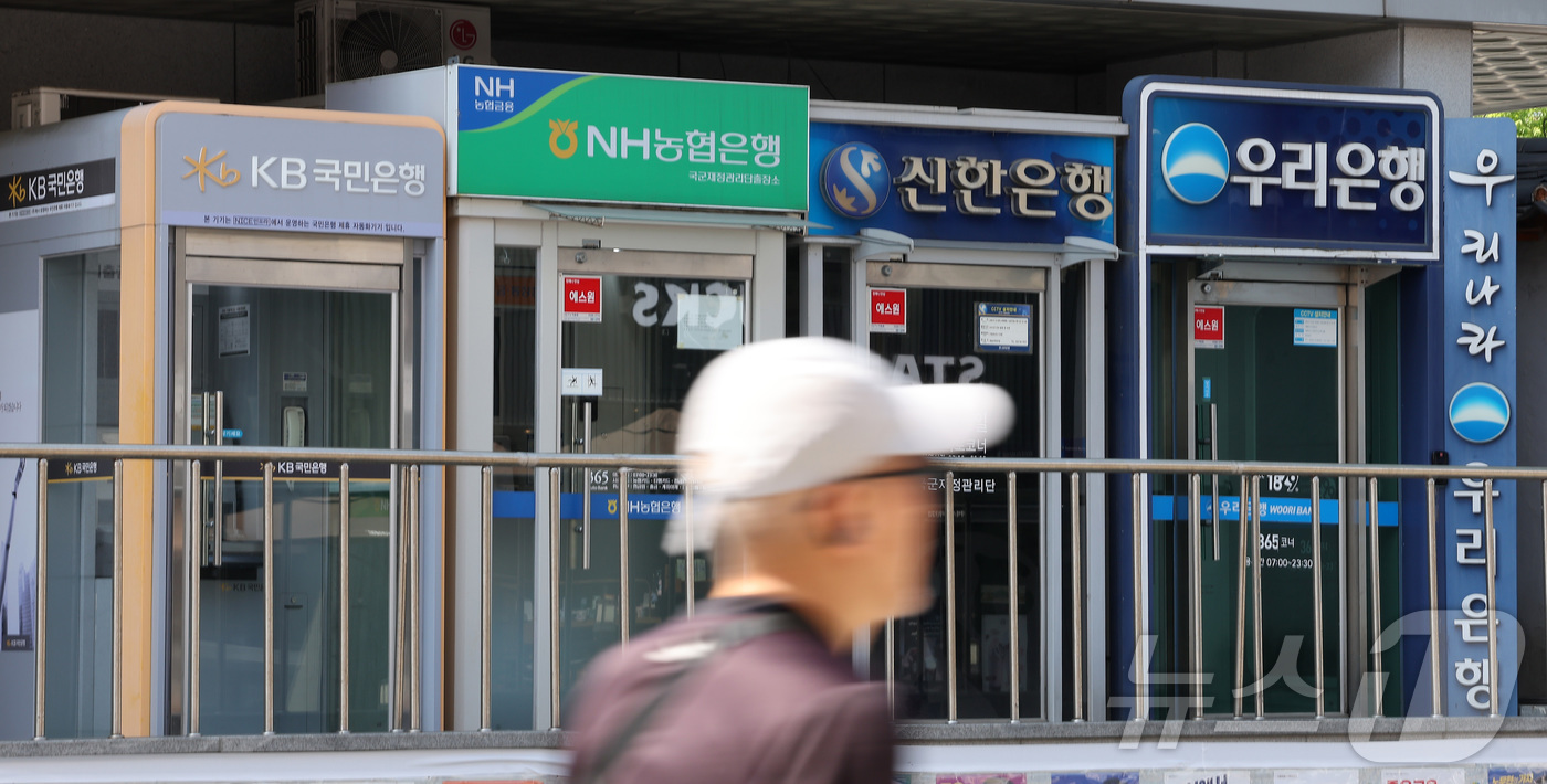 (서울=뉴스1) 김성진 기자 = 5대 시중은행의 무수익여신 잔액이 올 1분기 기준 5조6000억원을 돌파해 7년 만에 최대치를 기록한 것으로 나타났다.2일 금융권에 따르면 KB국민 …