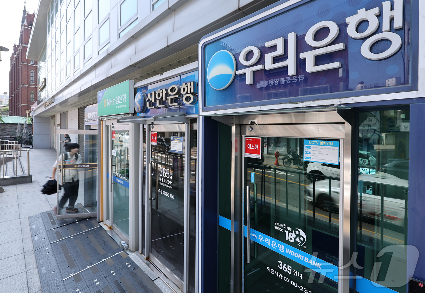 (서울=뉴스1) 김성진 기자 = 5대 시중은행의 무수익여신 잔액이 올 1분기 기준 5조6000억원을 돌파해 7년 만에 최대치를 기록한 것으로 나타났다.2일 금융권에 따르면 KB국민 …