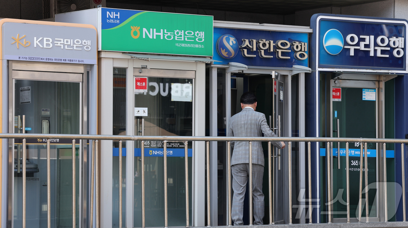 (서울=뉴스1) 김성진 기자 = 5대 시중은행의 무수익여신 잔액이 올 1분기 기준 5조6000억원을 돌파해 7년 만에 최대치를 기록한 것으로 나타났다.2일 금융권에 따르면 KB국민 …