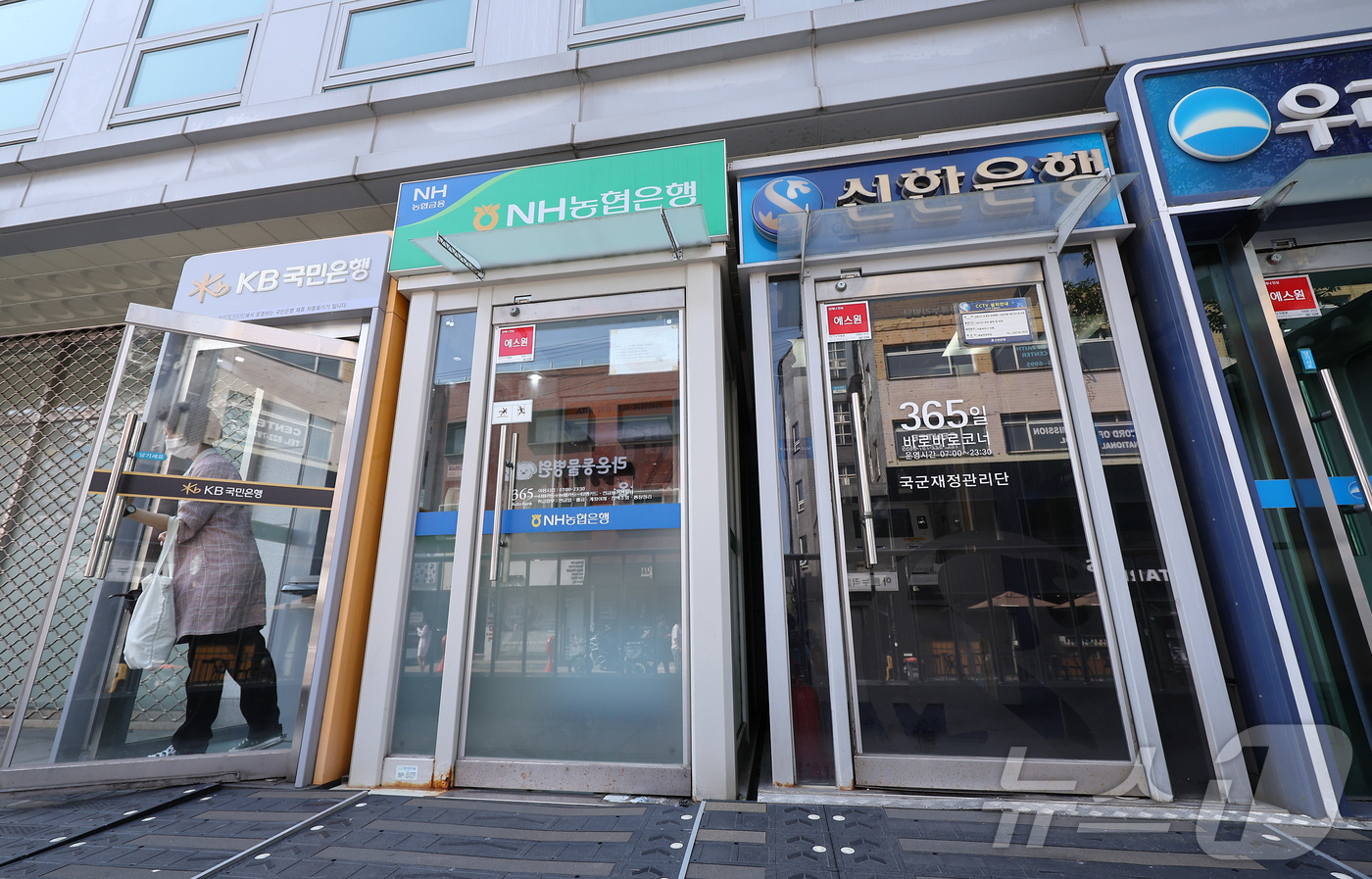 (서울=뉴스1) 김성진 기자 = 5대 시중은행의 무수익여신 잔액이 올 1분기 기준 5조6000억원을 돌파해 7년 만에 최대치를 기록한 것으로 나타났다.2일 금융권에 따르면 KB국민 …